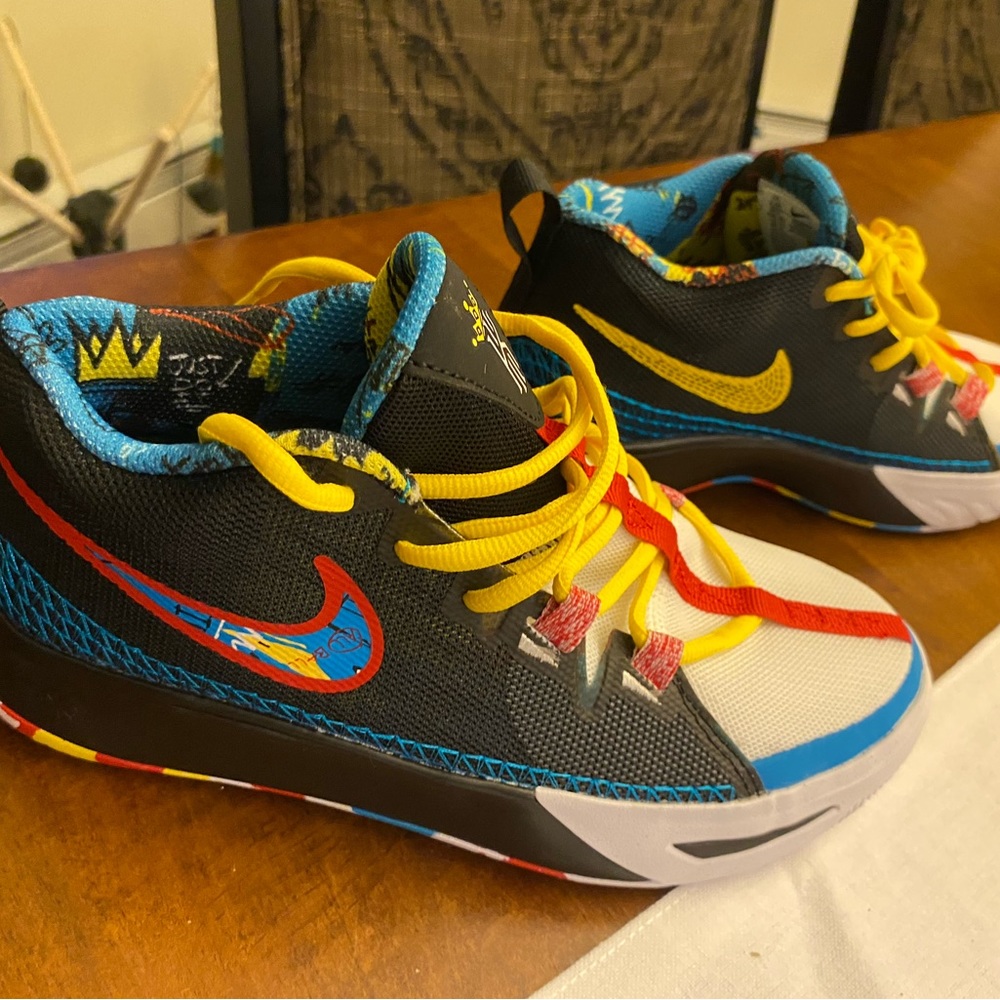 Nike big boy Kyrie Flytrap size 4.5